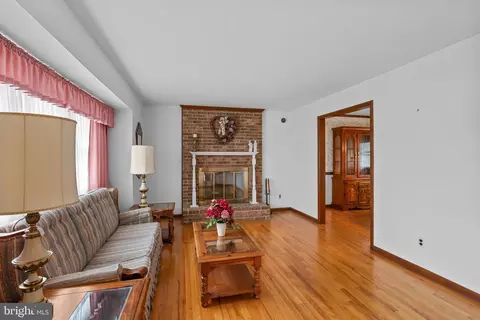 Living - 30 Stardust Dr, Newark, DE 19702 photo 1 of 2