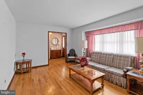 Living - 30 Stardust Dr, Newark, DE 19702 photo 2 of 2