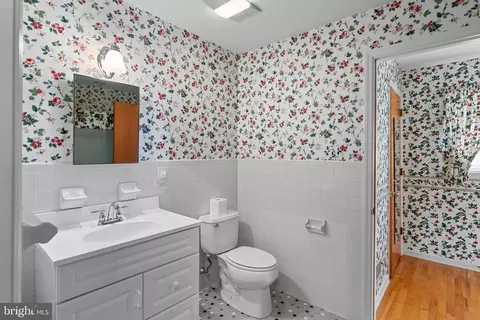 Bath - 30 Stardust Dr, Newark, DE 19702 photo 2 of 3