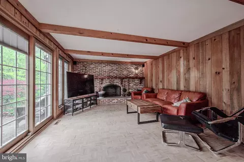 Living - 31 Blue Jay Dr, Newark, DE 19713 photo 5 of 6