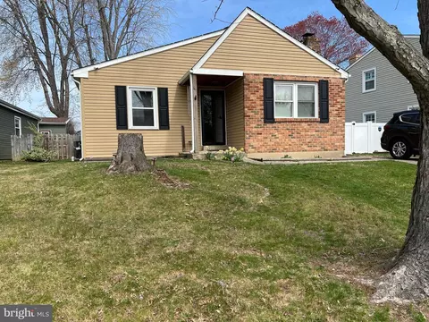 13 Three Rivers Dr, Newark, DE 19702