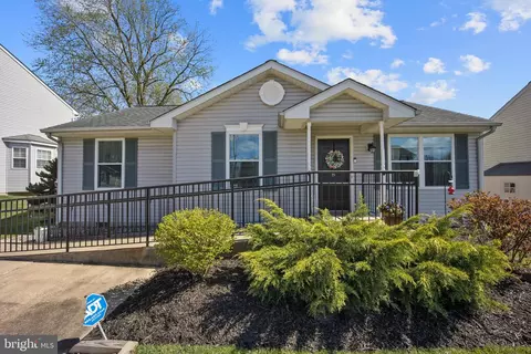 8 Robins Nest Ln, New Castle, DE 19720