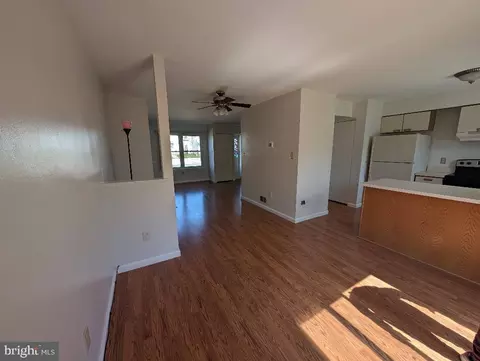 Living - 12 Warren Pl, Newark, DE 19702 photo 1 of 4