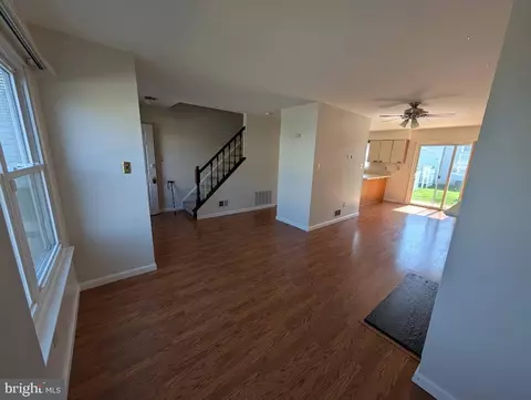 Living - 12 Warren Pl, Newark, DE 19702 photo 3 of 4