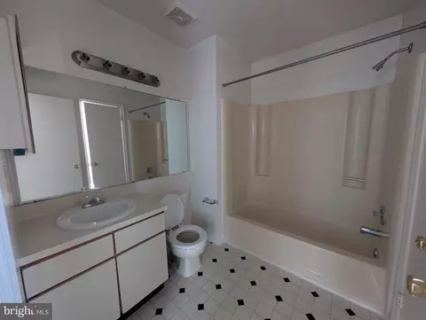 Bath - 12 Warren Pl, Newark, DE 19702 photo 2 of 2