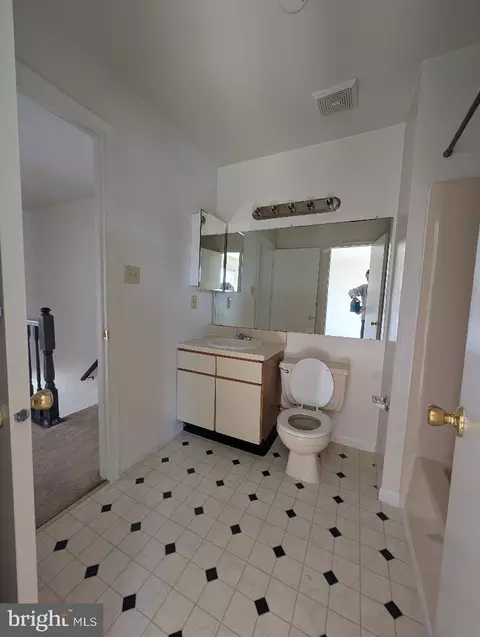 Bath - 12 Warren Pl, Newark, DE 19702 photo 1 of 2