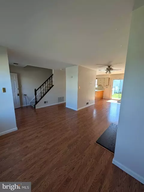 Living - 12 Warren Pl, Newark, DE 19702 photo 2 of 4