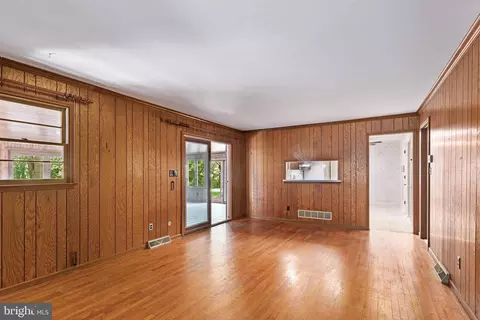 Living - 316 Caravel Dr, Bear, DE 19701 photo 4 of 5