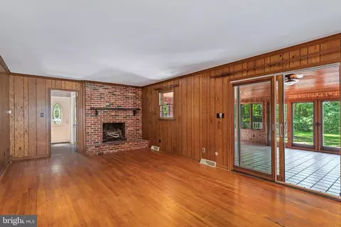 Living - 316 Caravel Dr, Bear, DE 19701 photo 3 of 5