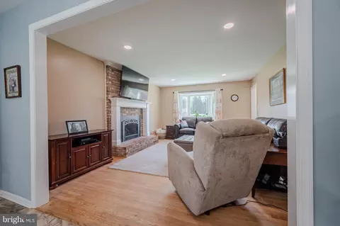 Living - 129 Honora Dr, Bear, DE 19701 photo 2 of 5