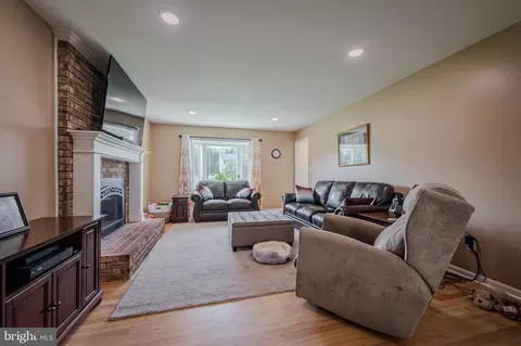 Living - 129 Honora Dr, Bear, DE 19701 photo 1 of 5