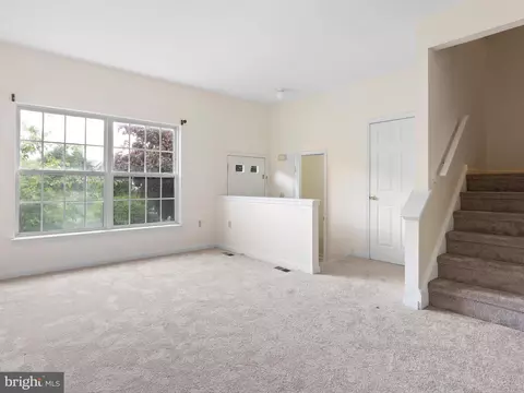 Living - 56 Highland Cir, Newark, DE 19713 photo 3 of 4