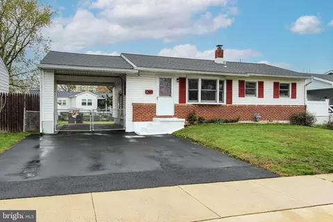 8 Caxton Dr, New Castle, DE 19720