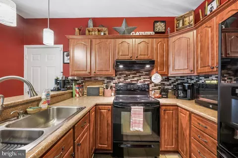 Kitchen - 211 Dunsmore Dr, Newark, DE 19713 photo 2 of 3