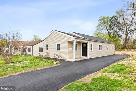 8 W Minuit Dr, New Castle, DE 19720