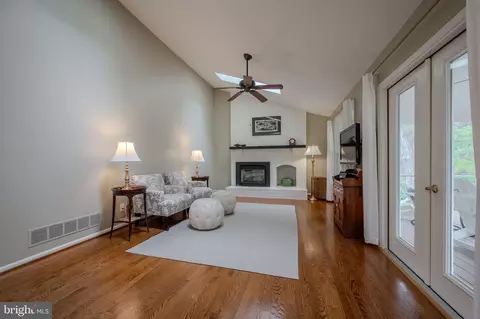 Living - 8 Shenandoah Dr, Newark, DE 19711 photo 3 of 5