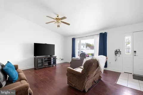 9 Honeysuckle Dr, Newark, DE 19702 photo 4
