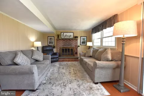 Living - 503 Webb Rd, Newark, DE 19711 photo 3 of 4