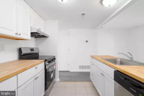 Kitchen - 327 Thayer Ct, Newark, DE 19702 photo 1 of 2