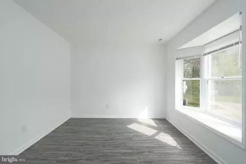 Living - 327 Thayer Ct, Newark, DE 19702 photo 1 of 2