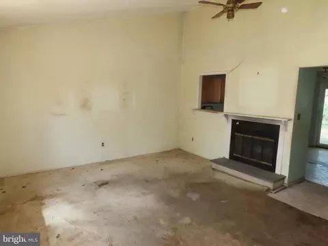 Living - 7 Flute Dr, Newark, DE 19713 photo 1 of 2