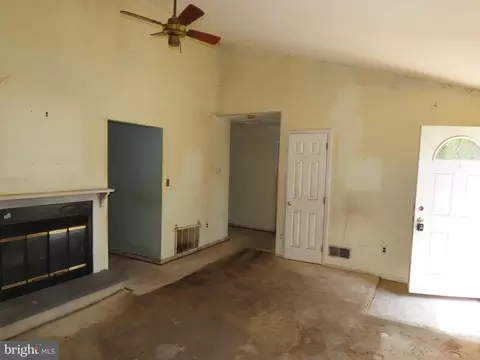 Living - 7 Flute Dr, Newark, DE 19713 photo 2 of 2