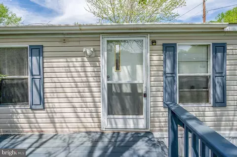 35 N Dragon Dr, Bear, DE 19701 photo 2