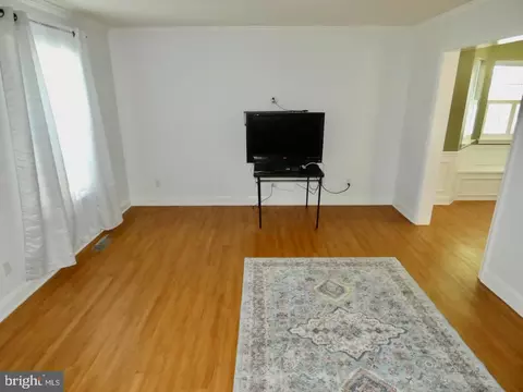Living - 13 Grace Ct, Newark, DE 19702 photo 2 of 9