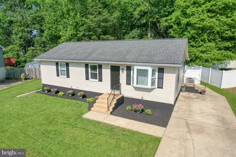 18 Garvey Ln, Newark, DE 19702