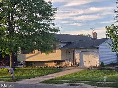 18 Stearrett Dr, Newark, DE 19702