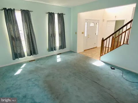 Living - 4 Stearrett Dr, Newark, DE 19702 photo 4 of 15