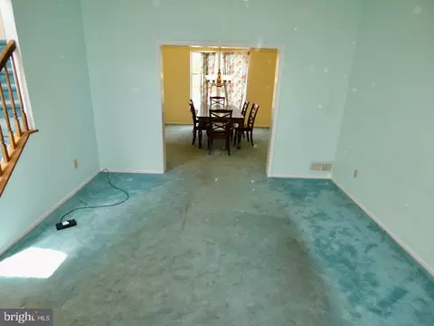 Living - 4 Stearrett Dr, Newark, DE 19702 photo 2 of 15
