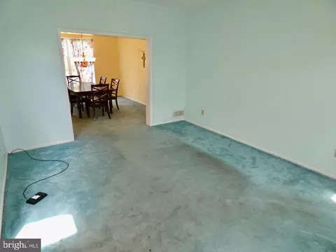 Living - 4 Stearrett Dr, Newark, DE 19702 photo 1 of 15