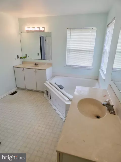Bath - 4 Stearrett Dr, Newark, DE 19702 photo 5 of 7