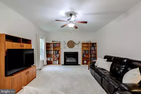 Living - 110 Trout Stream Dr, Newark, DE 19711 photo 3 of 5