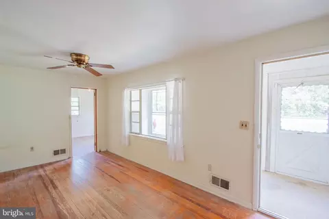 Living - 1440 Paddock Rd, Smyrna, DE 19977 photo 2 of 2