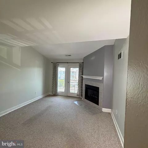 2408 Waters Edge Dr, Newark, DE 19702 photo 2