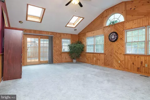 Living - 13 Berley Ct, Newark, DE 19702 photo 6 of 7