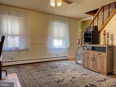 Living - 564 Walnut St, Townsend, DE 19734 photo 1 of 3