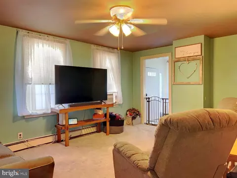 Living - 564 Walnut St, Townsend, DE 19734 photo 2 of 3
