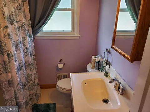 Bath - 43 Springlake Dr, Newark, DE 19711 photo 1 of 4