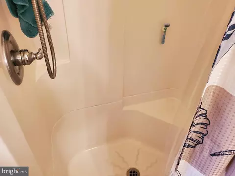 Bath - 43 Springlake Dr, Newark, DE 19711 photo 3 of 4