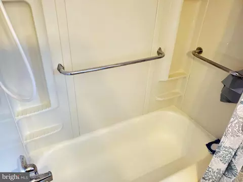 Bath - 43 Springlake Dr, Newark, DE 19711 photo 2 of 4