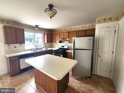 Kitchen - 409 Feather Dr, Newark, DE 19702 photo 2 of 2
