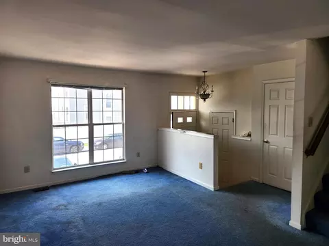 Living - 409 Feather Dr, Newark, DE 19702 photo 2 of 3
