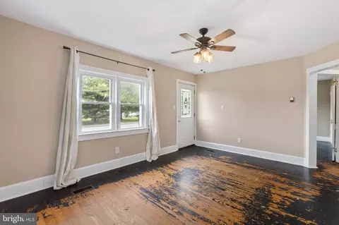 Living - 934 Fieldsboro Rd, Townsend, DE 19734 photo 2 of 3