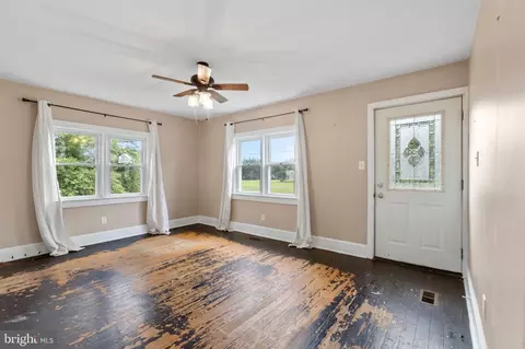 Living - 934 Fieldsboro Rd, Townsend, DE 19734 photo 1 of 3
