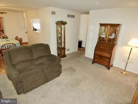 Living - 41 Stallion Dr, Newark, DE 19713 photo 2 of 4