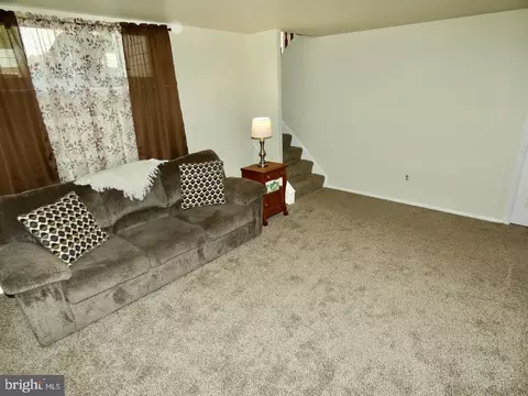 Living - 41 Stallion Dr, Newark, DE 19713 photo 4 of 4