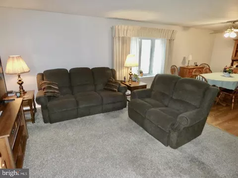 Living - 41 Stallion Dr, Newark, DE 19713 photo 1 of 4
